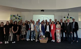 Neben Bürgermeisterin Ute Dülfer und Schulleiterin Andrea Stollberg (vorne, 1. und 2. von rechts) nahmen auch weitere Vertreter aus der vergangenen und aktuellen Zeit der Schule, der Politik und Schülerschaft teil. Auch Stollbergs Vorgänger, Hans-Dieter Herbst, Rektor von 1983 bis 2007 feierte seine alte Wirkungsstätte (2. von rechts). - Anja Ebner