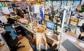 Der Angeklagte hat im Elli-Markt in Schloß Holte-Stukenbrock im Kreis Gütersloh eine Kassiererin mit einem Messer bedroht und ist mit einem vierstelligen Betrag geflohen. - Besim Mazhiqi