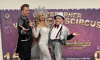 Zirkusdirektor Lars Wasserthal (v.l.), Artistin Sabrina Wasserthal und Komiker und Clown Monsieur Momo freuen sich auf ihre Gäste im Paderborner Weihnachtscircus. - Dana Johanna Stoll