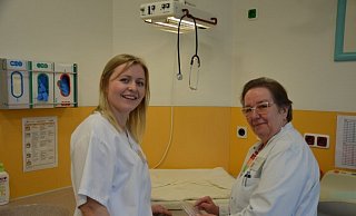 Leonie Rutenkröger und Martina Höfel in einem der Kreißsäle des Johannes-Wesling-Klinikums. Hier haben die Hebammenschülerinnen viele praktische Erfahrungen gesammelt. - Doris Christoph