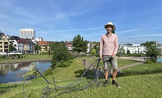 Andreas Neuwöhner (Stadtmuseum) mit einem während des Tornados zerstörten Geländer. Die Veränderung des Paderquellgebiets ist immer noch ersichtlich, wenn man weiß, wie es vorher aussah. - Marc Schröder