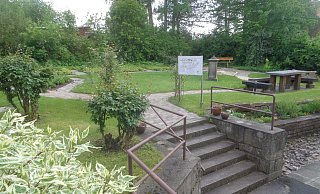 Der Bibelgarten der Stiftung Senfkorn liegt etwas versteckt hinter der evangelischen Kirche und bietet am Sonntag, 13. Juni Gespräche mit Stiftungsmitgliedern an. - Heinz-Jörg Wiegand