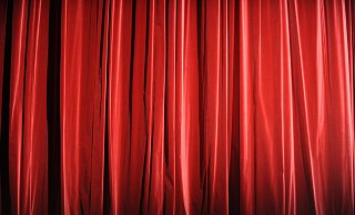 Der rote Vorhang hebt sich und die Schauspieler lassen manchmal ihre Hüllen fallen - zu oft, findet unser Autor. - Marcus Brandt