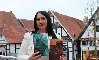 Rosa Maria Mauceri präsentiert ihre beiden Bücher auf der Terrasse des Ratskellers. An ihrem dritten Buch arbeitet die Frau, die seit kurzem in Rheda-Wiedenbrück lebt. - Marion Pokorra