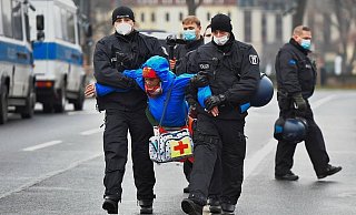 Die Polizei muss immer häufiger gegen radikalisiert Impfgegner vorgehen. - Reuters