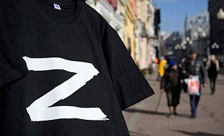 Ein T-Shirt mit dem Zeichen "Z" hängt in einem Souvenir-Shop in Moskau. Der Buchstabe ist ein Zeichen für die Unterstützung des russischen Militärs geworden. - AFP