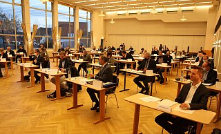 Auch nach Ende der Corona-Pandemie tagt der Rat der Stadt Bad Oeynhausen weiter im Rehmer Bürgerhaus. Die 54 Ratsmitgluieder plus Bürgermeister haben hier mehr Platz als im Sitzungssaal des Rathauses. - Jörg Stuke