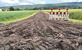 Der Feldweg wurde aufgefräst - obwohl die Politik mehrheitlich den Ausbau abgelehnt hat. Links am Bildrand ist die Grundschule Dehme zu sehen. - Nicole Sielermann