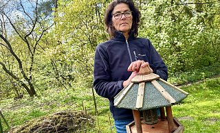 Elke Koch füttert die Vögel in ihrem Garten in Hövelhof derzeit nicht mehr. Sie will damit den Kontakt unter Meisen minimieren. - Jens Reddeker