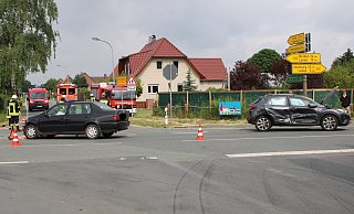 Der schwarze Kleinwagen rechts im Bild überschlug sich mindestens einmal - Polizei Minden-Lübbecke