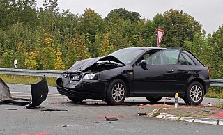 Auch ein wartender Audi wurde schwer beschädigt. - Svenja Ludwig