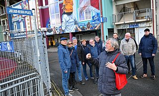 Treffpunkt „Julius-Hesse-Platz“: Friedhelm Schäffer hat historisches Bildmaterial in seiner roten Umhängetasche. - Barbara Franke