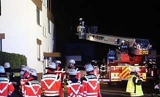 Die Feuerwehr ist mit einem Großaufgebot vor Ort. - Charlotte Mahncke