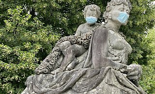 Auch wenn die beiden Sphinxe auf dem Kurhausvorplatz Tag und Nacht damit beschäftigt sind, das Areal zu bewachen, achten sie dabei trotzdem auf die Corona-Vorschriften. - Elke Niedringhaus-Haasper