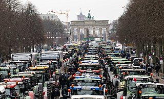 Landwirte nahmen bereits im Dezember an einer Demonstration des Deutschen Bauernverbandes unter dem Motto "Zu viel ist zu viel! Jetzt ist Schluss!" vor dem Brandenburger Tor teil. - dpa