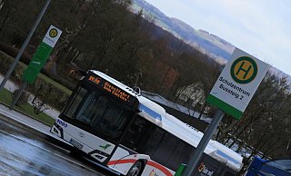 Ein Schulbus wartet in Nieheim auf Schüler. - David Schellenberg