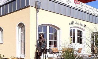 War ein Fall für die Polizei: Die Bronzestatue sitzt auf einem Bronzezaun. Und wurde offenbar das Opfer von Dieben. - Chemical Check