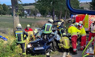 Fast eine Stunde benötigten die Einsatzkräfte der Feuerwehr Altenbeken, den eingeklemmten, schwer verletzten BMW-Fahrer patientenschonend aus dem Fahrzeug zu befreien. - Ralph Meyer