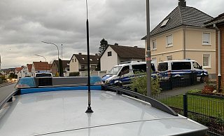 Ende November 2019: Spezialkräfte der Polizei stürmen ein Haus am Rande der Herforder Innenstadt. Naben dem Gebäude wurden weitere Objekte im Kreis und in Lippe durchsucht. - Stefan Boscher