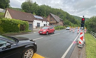 Engpass B 61: Auf der Bundesstraße zwischen Dehme und Porta werden Fahrbahn und Radweg saniert. Noch ist die Straße immerhin einseitig befahrbar, eine Baustellenampel regelt den Verkehr.  - Jörg Stuke