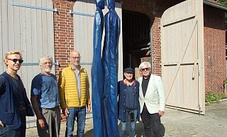 Timm Lindstedt, rechts neben ihm der Künstler Rainer Ern, Dorfgemeinchafts-Vorsitzender Helmut Öwermann, die Skulptur "Blue Hour", es folgen Lea und Karl Lindstedt. - Karsten Schulz