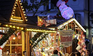 Besucher gehen über den Weihnachtsmarkt in Essen-Steele. - Oliver Berg