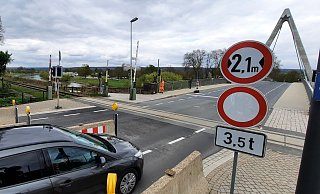 Erlaubt oder verboten: Vielen Autofahrern dürfte die tatsächliche Breite ihrer Fahrzeuge gar nicht bekannt sein. In den Fahrzeupapieren steht nämlich die Abmessung, die ohne Spiegel gemessen worden ist. - David Schellenberg