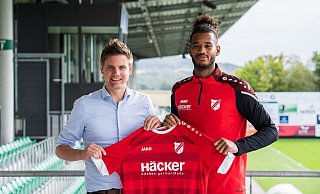 Willkommen am Wiehen: SVR-Geschäftsführer Alexander Müller (l.) begrüßt den neuen Torhüter Baboucarr Gaye. - SV Rödinghausen