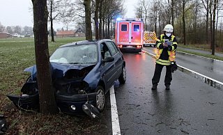 Aus noch ungeklärter Ursache geriet der junge Autofahrer kurz vor dem Bahnübergang auf dem Stadtring Sundern ins Schleudern und kollidierte mit einem Baum. - Thorsten Heß