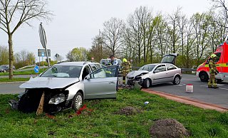 Beide Autos werden bei der Kollision erheblich beschädigt. - Ralph Meyer