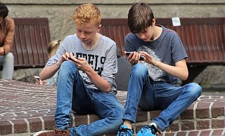 Blick nach unten: Smartphones sind für Kinder ein fesselnder Zeitvertreib. Die Finger davon zu lassen, ist schwer. In der Schule ist das ein Problem. - natureaddict/pixabay