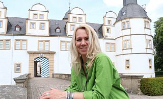 Petra Göbel mit ihrem ersten Buch "Pleitemöwe" vor dem Neuhäuser Schloss. - Holger Kosbab