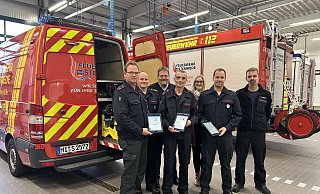 Christian Milinski (LG Haldem-Arrenkamp), der stellvertretende Wehrführer Tobias Döpke, Bürgermeister Kai Abruszat, Uwe Oberländer (LG Levern), Lena Culemann (Gemeinde Stemwede), Henrik Spreen (LG Oppenwehe) und Wehrführer Andreas Rümke trafen sich zur Übergabe des Rettungssystems. - Feuerwehr Stemwede/Torsten Fischer