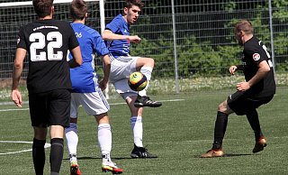 Ungewöhnliche Ballannahme: Per Hackentrick versucht Niklas Stuckenholz (Mitte), die Stift Quernheimer Jannik Korte (l.) und Fabian Schnelle (r.) zu düpieren. - Stefan Hageböke