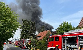 Die große Rauchwolke am Tag des Großbrandes am Mercedes-Autohaus in Harsewinkel im Kreis Gütersloh sah man schon aus kilometerweiter Entfernung. - Thorsten Heß