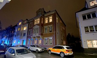 Ein Rettungswagen steht im Dezember 2020 vor dem Tatort des Tötungsdeliktes im Riemekeviertel. - Arcivfoto: Ralph Meyer