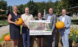 Iris Brockmeier vom Vorstand der Spadaka Bad Lippspringe (v. l.), Bürgermeister Ulrich Lange, Gartenschau-Geschäftsführerin Rehana Rühmann, Thorsten Wolff (stellvertretender Vorstandsvorsitzender der Verbund-Volksbank OWL) und Burkhard Grenz (Leiter des Volksbank Beratungscenters Bad Lippspringe) freuen sich auf das Kürbisfestival. - www.PHOMAX.deDietmar Flach