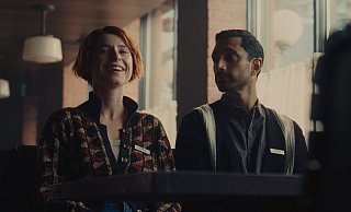 Jessie Buckley (l.) und Riz Ahmed in einer Szene aus "Fingernails". Der Science-Fiction-Streifen ist bei Apple TV+ verfügbar. - Apple TV+/dpa