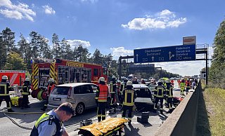 Mehrere Rettungswagen und Feuerwehrfahrzeuge sind zur Einsatzstelle auf der A2 geeilt. - Mike-Dennis Müller