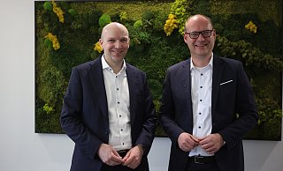 Matthias Paschke (l.) und Markus Krawietz, die beiden Vorstände der Sparkasse Bad Oeynhausen - Porta Westfalica, sind "trotz herausfordenden Umfeldes" mit dem Geschäftsjahr 2023 zufrieden. - Jörg Stuke