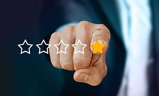 So lange es nur bei der Abgabe von Bewertungen in Form von Sternen geht, gibt es selten Grund zur Beschwerde. Problematisch kann es aber werden, wenn unsachliche und beleidigende Kommentare zusätzlich abgegeben werden, die zunächst für alle sichtbar sind. - Pixabay