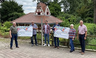 Die ersten Ortseingangsschilder werden abgeholt; Johannes Mönnekes (Lütmarsen; v. l.), Martin Remmeke (Ottbergen), Yannick Sielemann (Agentur Fee), Arnd Mathias (Vorstand Förderverein LGS), Christiana Mönnekes (Lütmarsen) und Thomas Schöning (Vorstand Förderverein LGS). - Förderverein