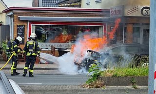 Der Feuerwehr-Trupp löscht die Flammen des Daimler-SUV. - privat