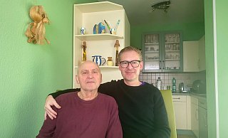 Vater Wieslaw und Sohn Viktor verstehen sich gut. Der bekannte Künstler, der in die USA ausgewandert ist, besucht seinen Vater regelmäßig in Espelkamp. - Karsten Schulz