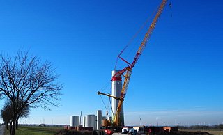 Um die Energiekrise aufzubrechen, setzen OWL-Landräte auch auf einen rascheren Ausbau der erneuerbaren Energien, wie hier durch das Repowering einer Windkraftanlage bei Paderborn. - Annika Könntgen