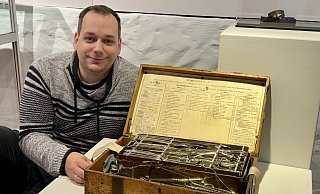 Das Truppenbesteck aus dem Ersten Weltkrieg, das Museumsleiter Jan-Nikolas Döllinger hier zeigt, ist einer der Hingucker in der Ausstellung. - Britta Bohnenkamp-Schmidt