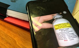 Der Täter soll seinen Patientinnen das Narkosemittel Propofol verabreicht haben. Eines der Opfer fand dieses Fläschchen in seinem Krankenbett. Der Vater der Frau machte dieses Handyfoto von der Flasche. - Jens Reichenbach