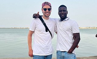 Mitja Schierbaum (l.) und Yatma Wade haben zusammen die senegalesische Metropole Saint-Louis besucht. In Wades Heimatstadt lernte Schierbaum die Familie seines besten Freundes kennen. - Wade