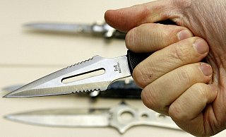 Die Polizei zeigt ein beschlagnahmtes Faustmesser. - Symbolfoto: picture alliance /dpa