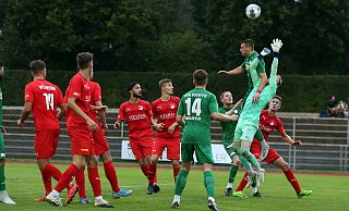 Gefährliche Situation im Theesener Strafraum. Keeper Florian Ernst wird in der Luft angegangen. Foto: Oliver Krato - Oliver Krato